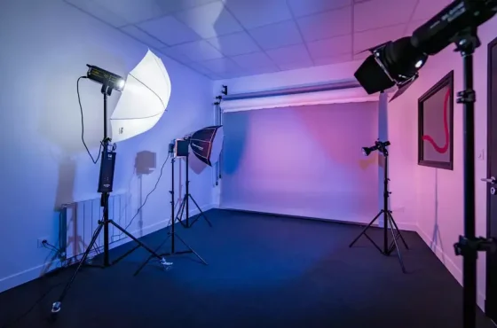 Comment les Événements Créatifs en Studio Favorisent la Collaboration et l’Innovation