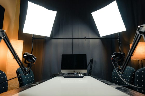 Créer un podcast professionnel : pourquoi le studio fait la différence