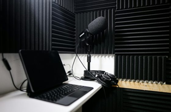 Foyaplace : la plateforme pour louer des studios de podcast et tournage en Afrique de l’Ouest